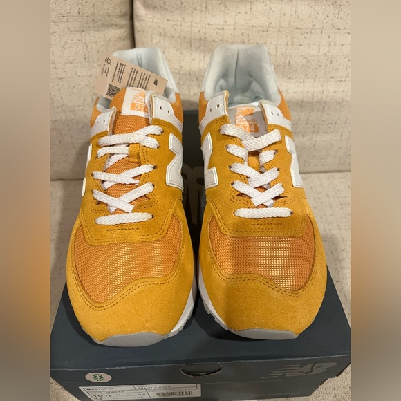 New Balance 574 Yellow White Classics  ML574PJ2 Size 10.5 Mens - Picture 5 of 5